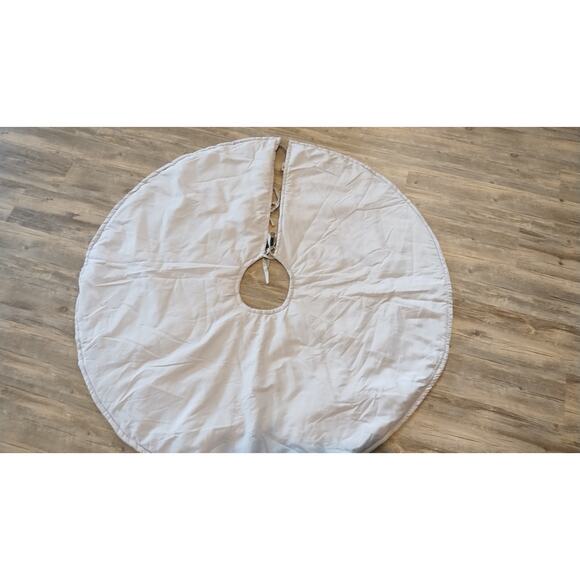 Christmas tree skirt decorated with flowers and snowflakes Gray/white color - Picture 3 of 10